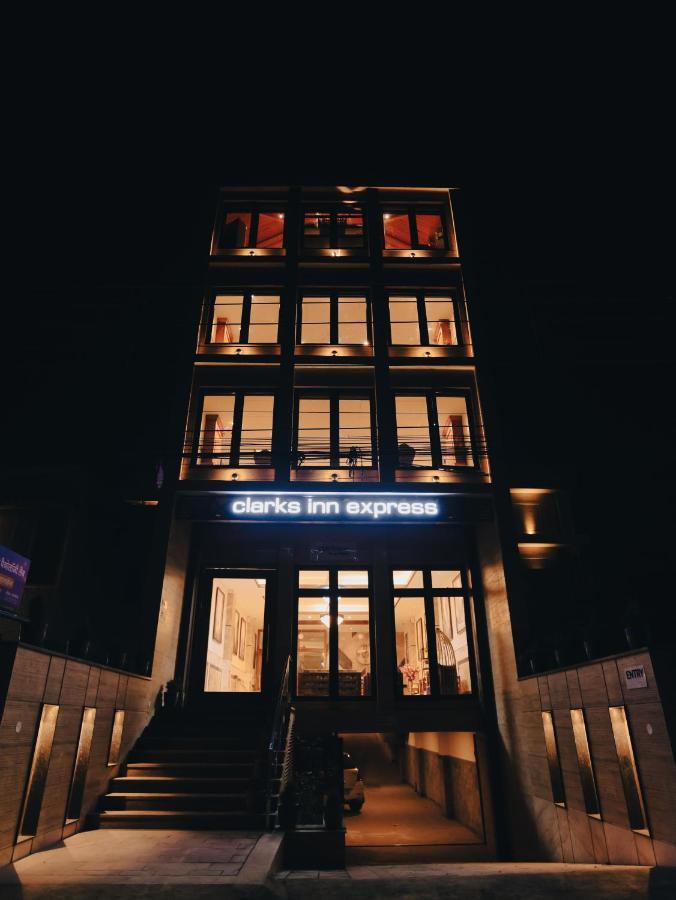 Clarks Inn Express, Ντεχραντούν Εξωτερικό φωτογραφία