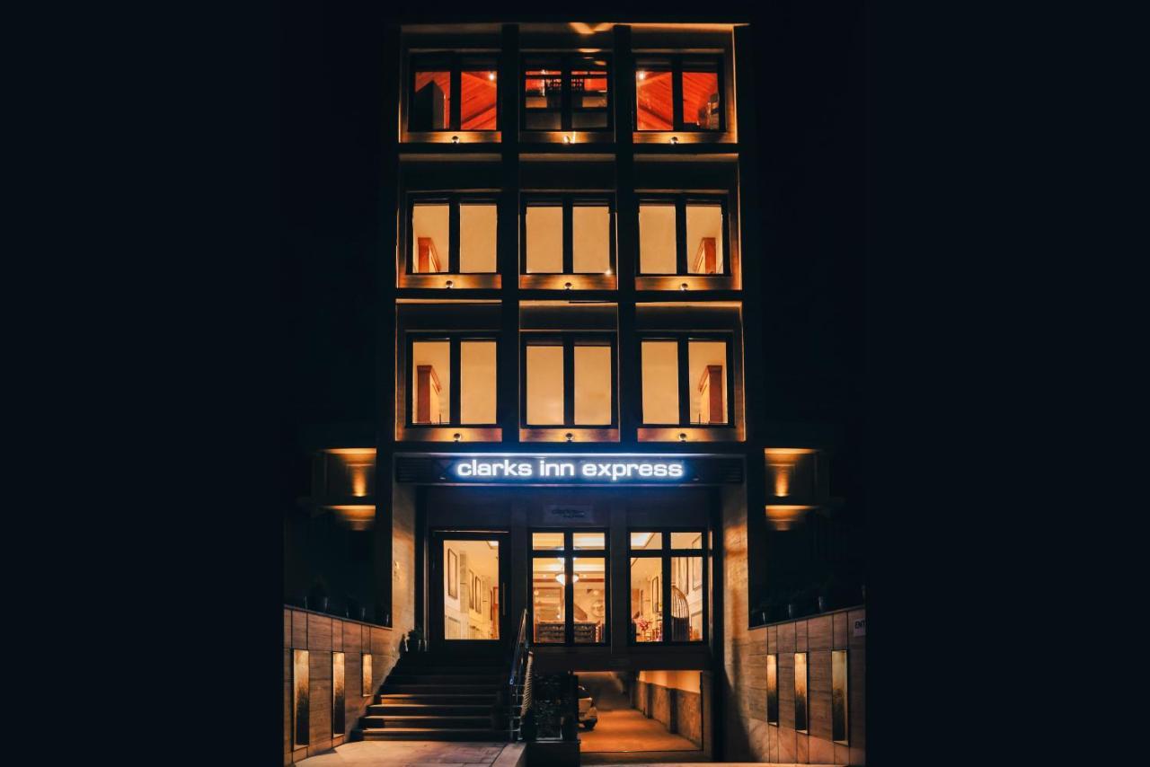 Clarks Inn Express, Ντεχραντούν Εξωτερικό φωτογραφία